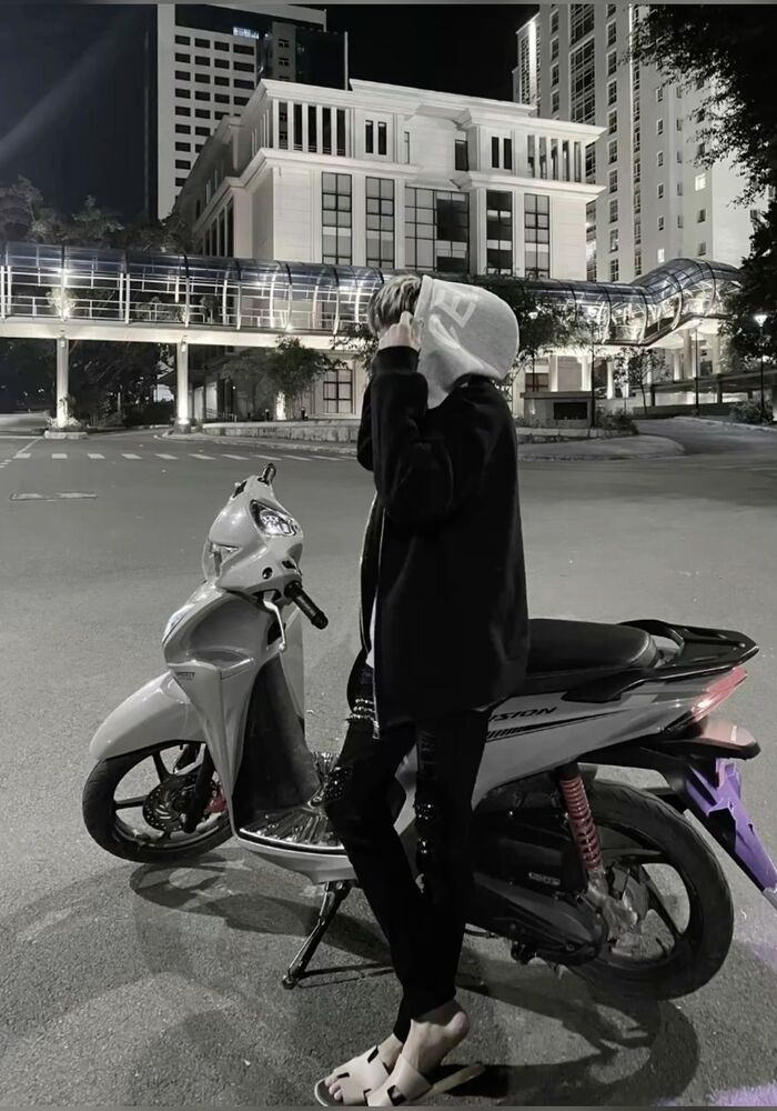 Một Mình Giữa Đám Đông: Avatar Nam Cô Đơn Đầy Suy Tư