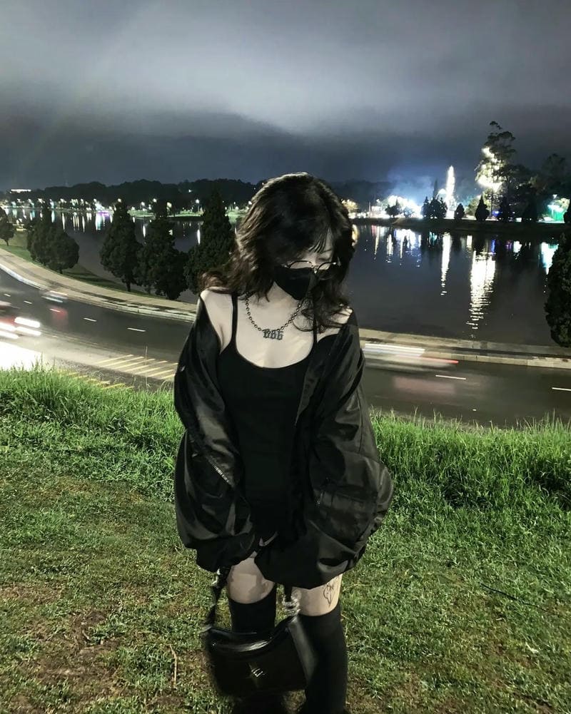 Ấm Áp và Bí Ẩn: Ảnh Gái Xinh Mặc Áo Hoodie Che Mặt