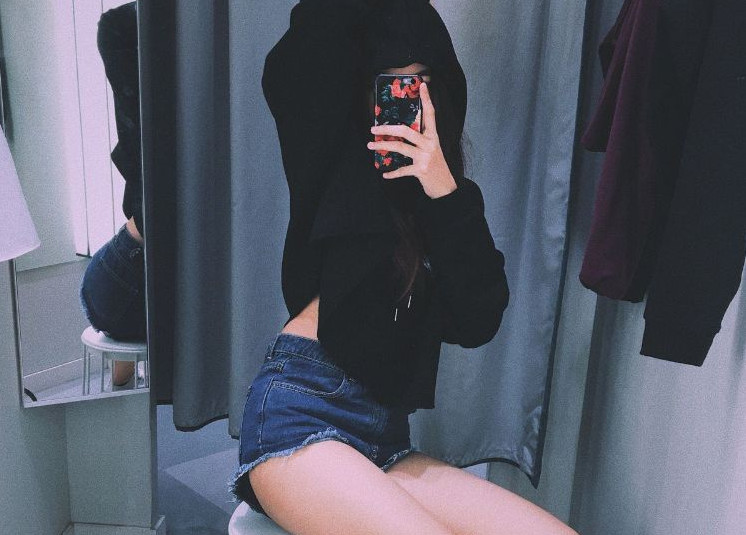 Ảnh Gái Xinh Che Mặt Bằng Điện Thoại Trước Gương Siêu Hot