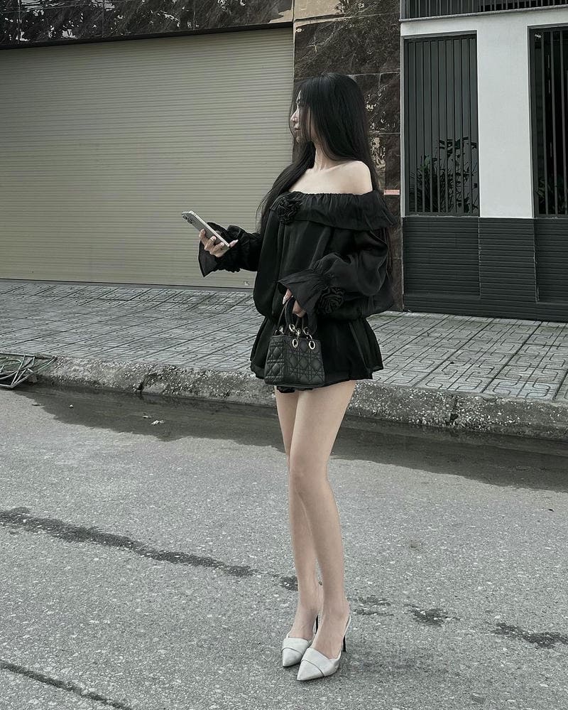 Gái Xinh Che Mặt Bằng Điện Thoại - Phong Cách Chụp Ảnh Độc Đáo