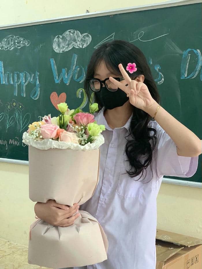 Hình Ảnh Gái Xinh Chụp Dáng Che Mặt Đầy Phong Cách