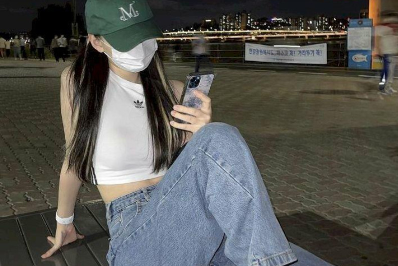 Ngầu Đét Với Ảnh Gái Xinh Che Mặt Bằng Điện Thoại