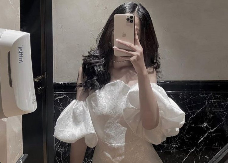 Phong Cách Ảnh Gái Xinh Cầm Điện Thoại Che Mặt